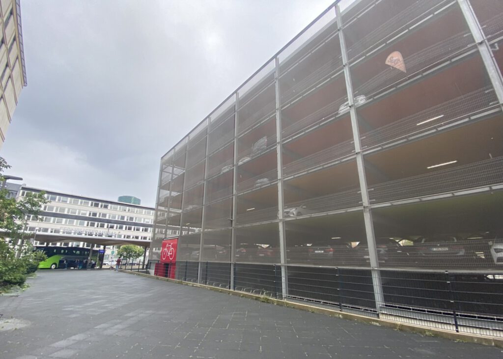 Außenansicht eines Parkhauses am Frankfurter Hauptbahnhof; Fernbusterminal im Hintergrund