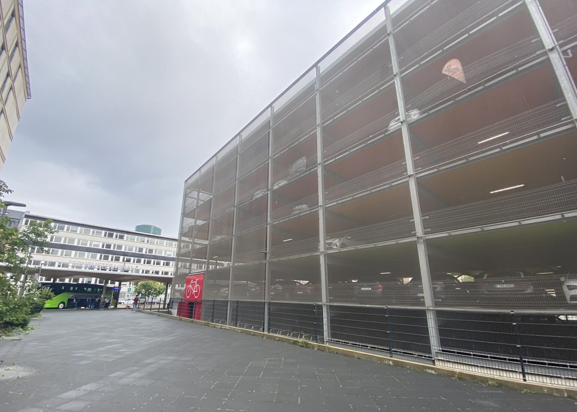 Außenansicht eines Parkhauses am Frankfurter Hauptbahnhof; Fernbusterminal im Hintergrund