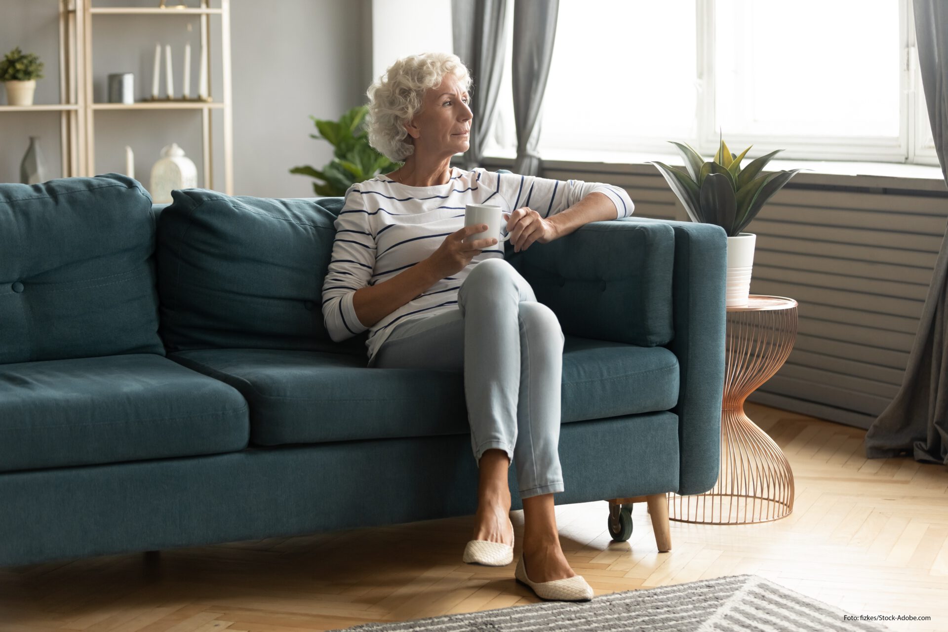 Senior Living, Frau sitzt auf Couch