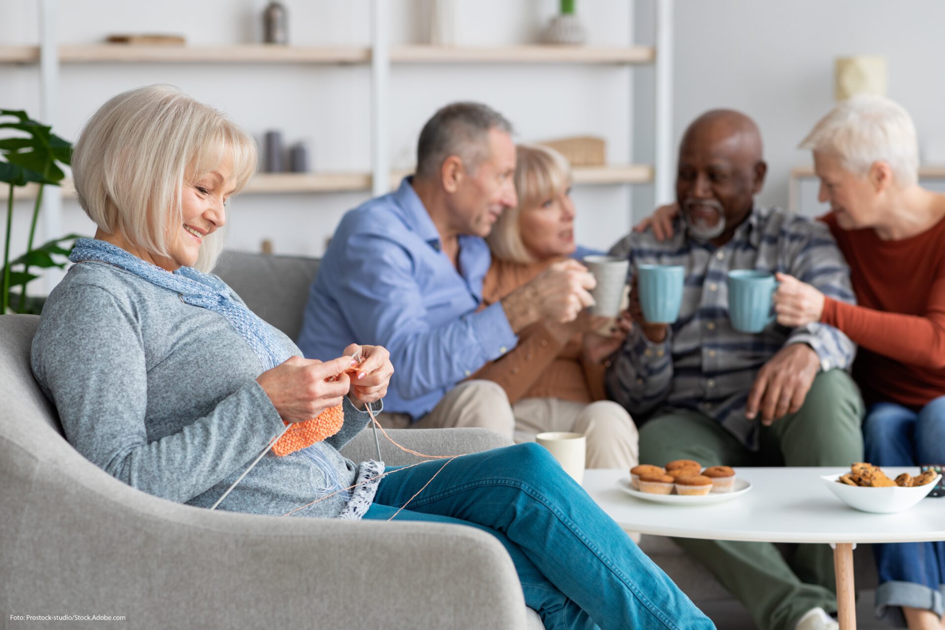 Senior Living, Gruppe, Frau strickt im Vordergrund