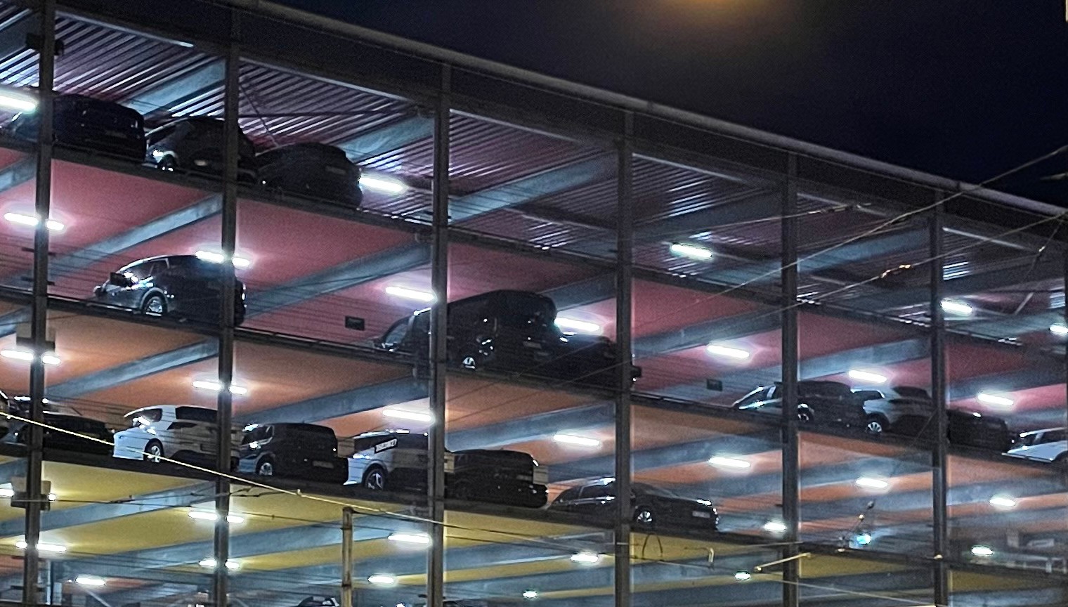 Außenansicht Parkhaus bei Nacht