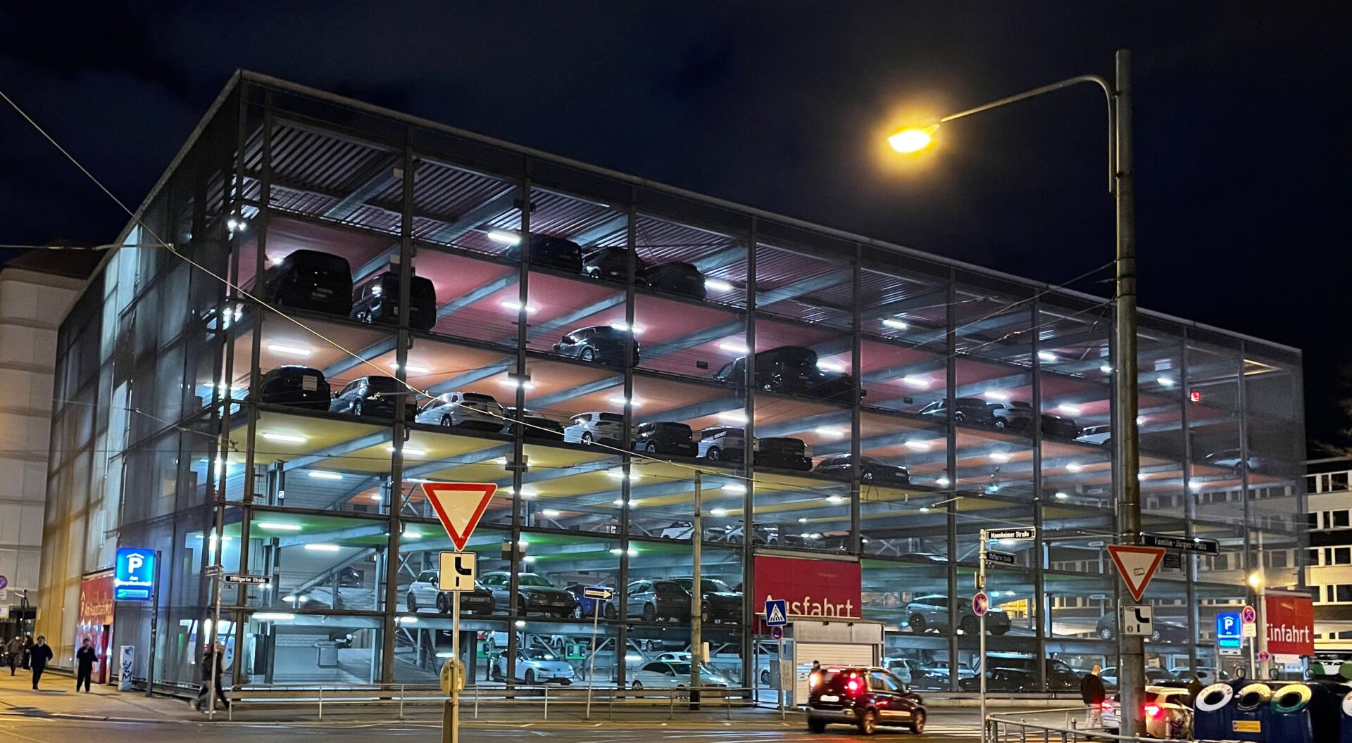 Parkhaus Frankfurt Hbf Außenansicht bei Nacht