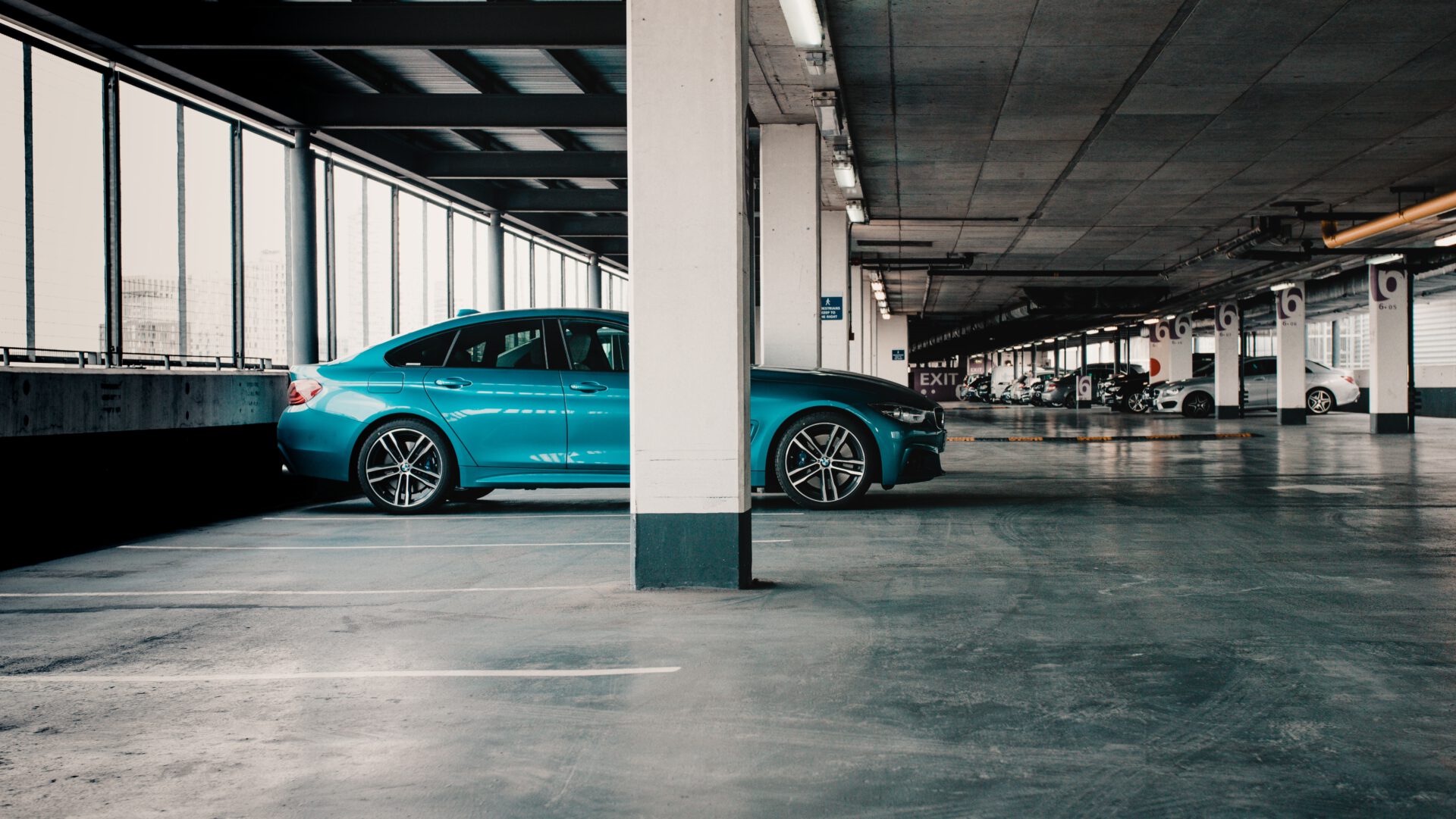 Parkhaus mit Auto im Vordergrund